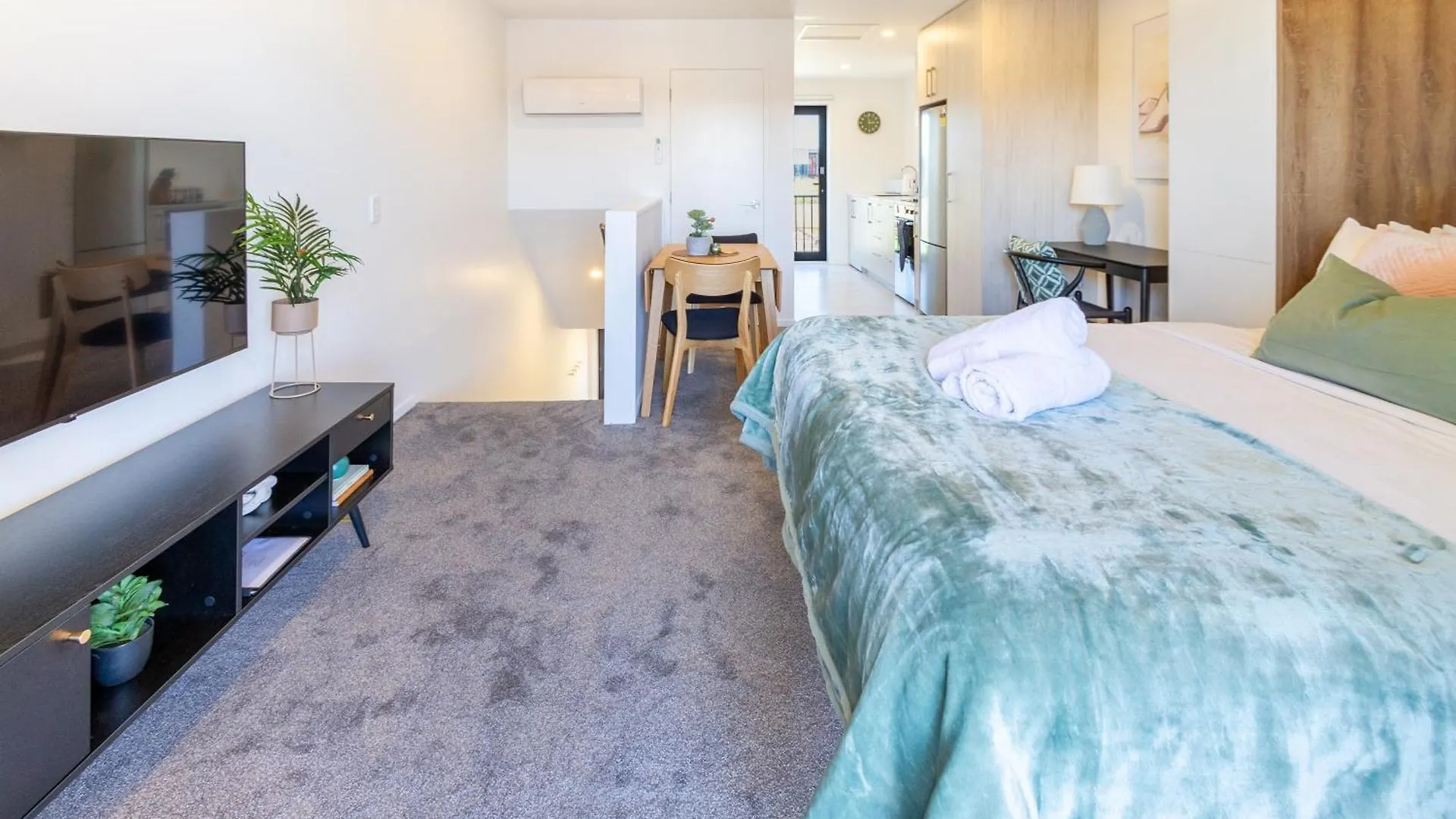 City Living: Upper Studio Haven On Wilmer 크라이스트처치 0*,  뉴질랜드